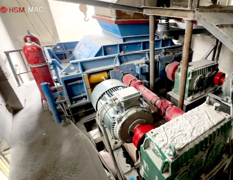 洛陽金礦用對輥破碎機破碎現(xiàn)場華盛銘重工