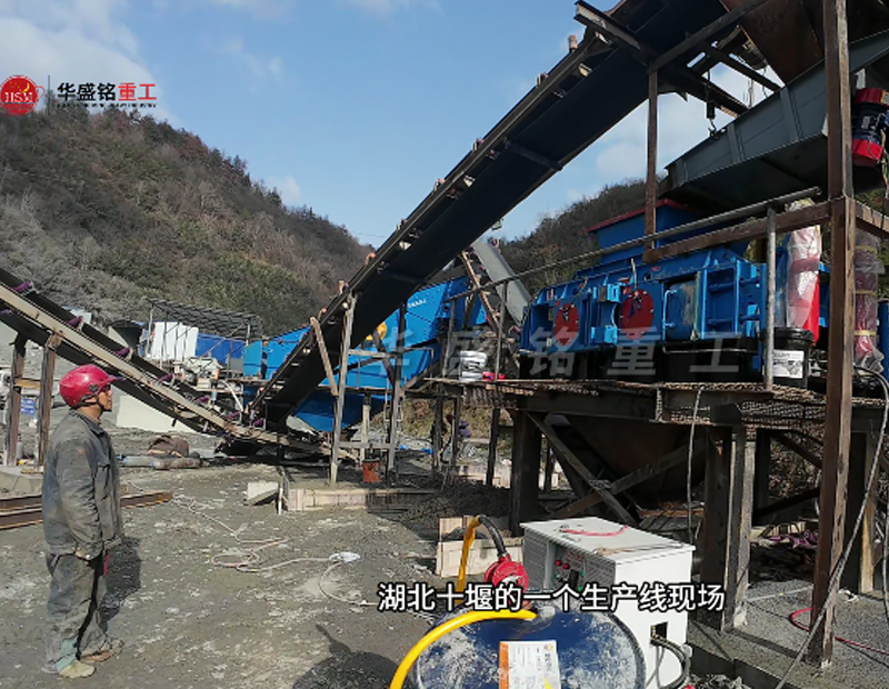 湖北十堰1010對輥破碎機破碎玄武巖生產(chǎn)現(xiàn)場